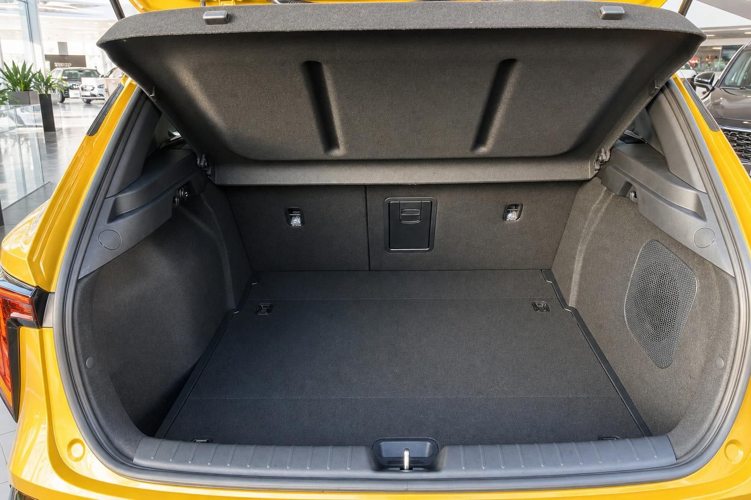 Kia K4 Kofferraum mit viel Stauraum, geoeffnete Heckklappe