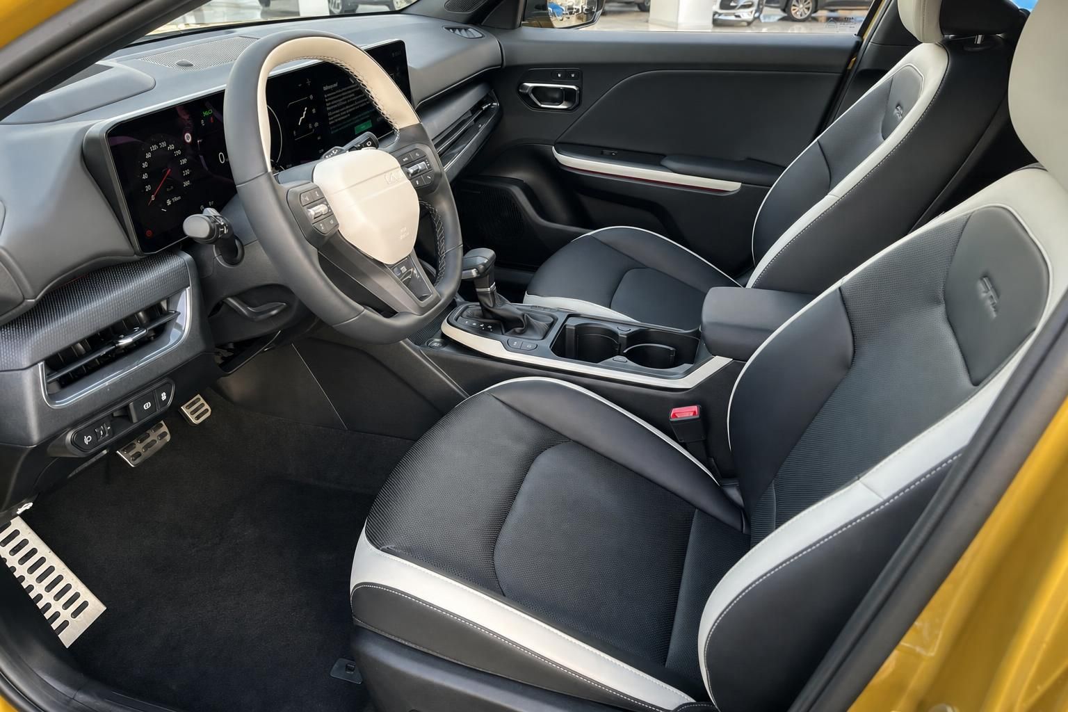 Kia Innenraum: Vordersitze mit Zweifarb-Polsterung und Cockpit