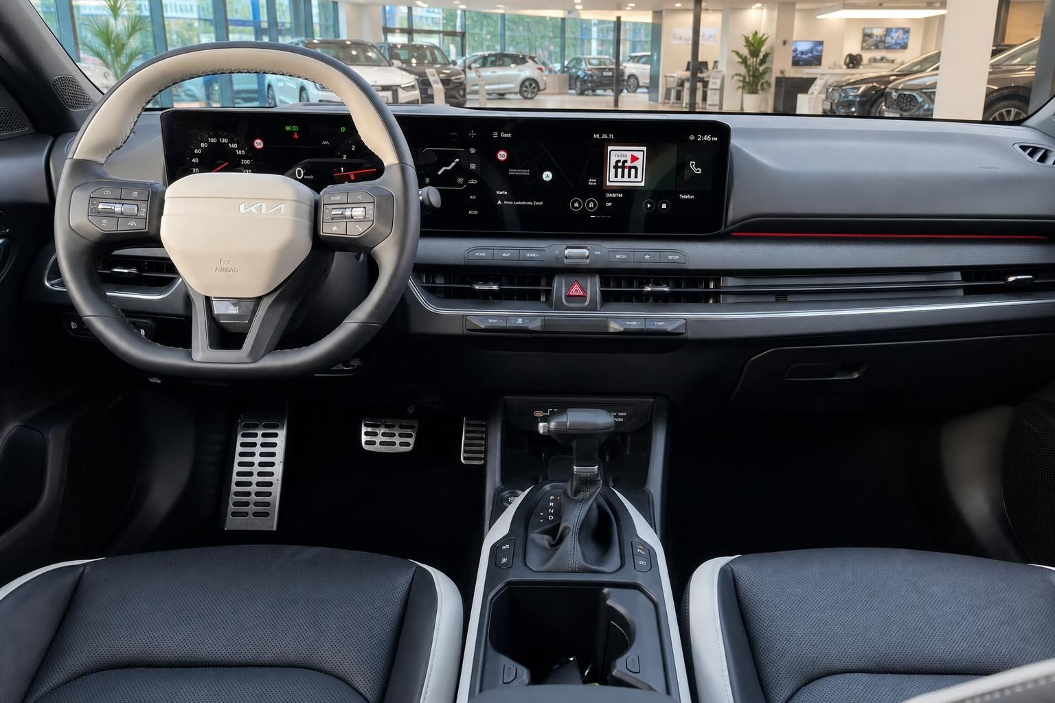 Kia Cockpit mit Lenkrad, Digitaldisplay und Mittelkonsole im Autohaus