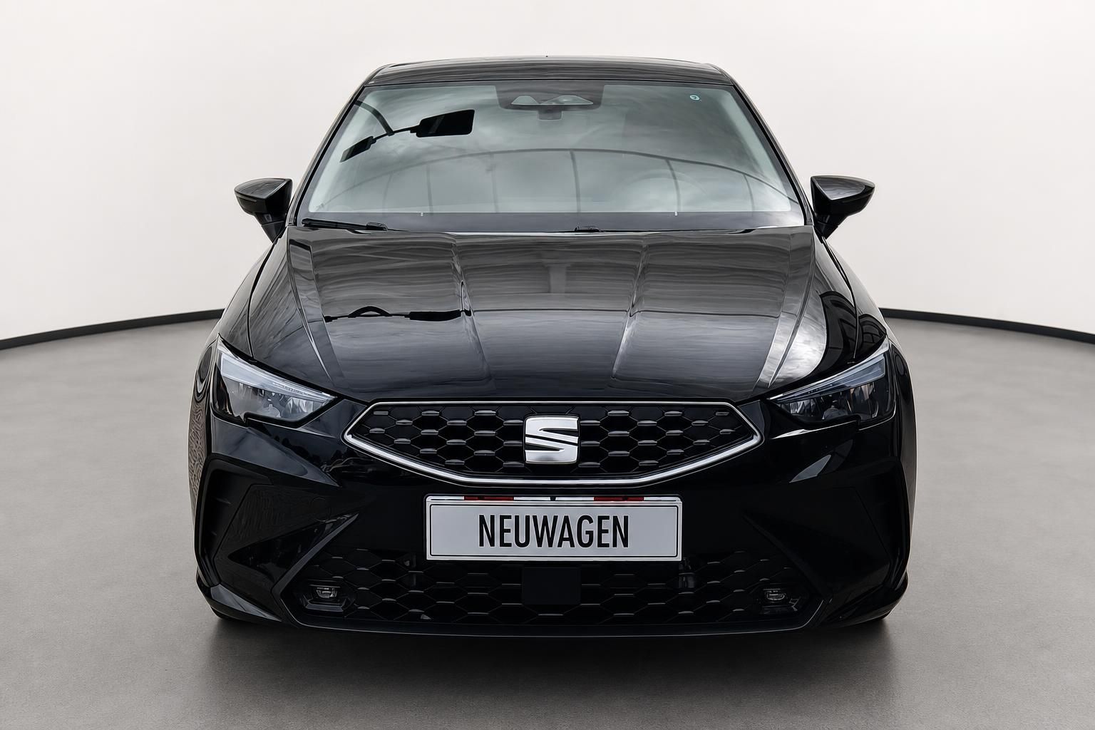 Seat Ibiza schwarz Frontansicht mit Kuehlergrill Studio