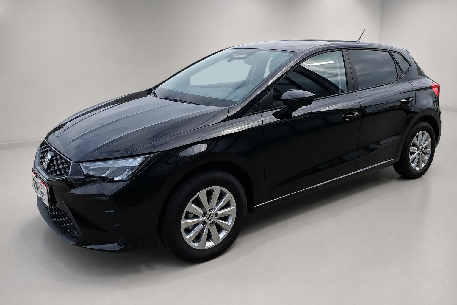 Seat Ibiza schwarz Seitenansicht vorne, Neuwagen im Studio