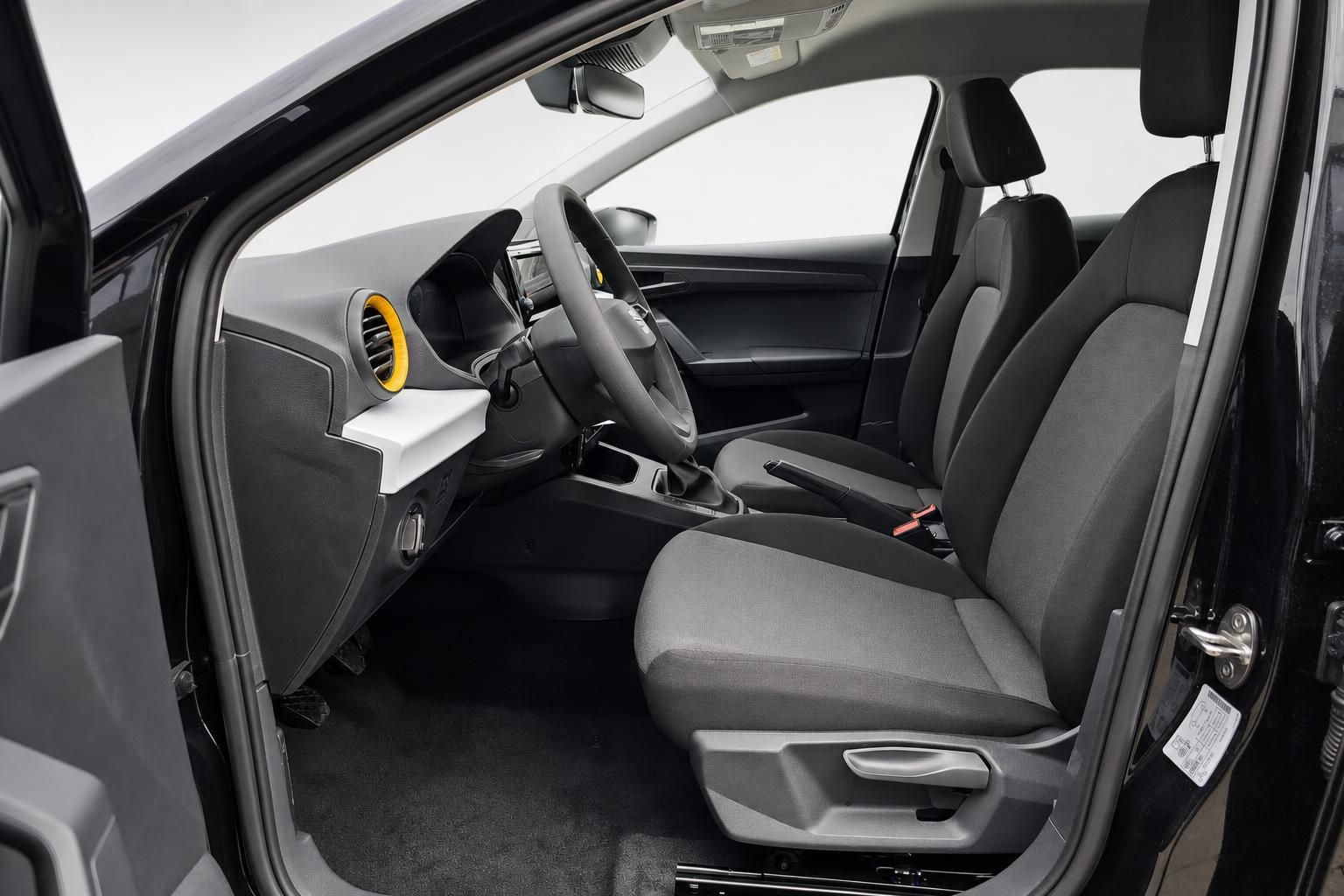 Seat Ibiza Innenraum Vordersitze und Armaturenbrett Detailansicht