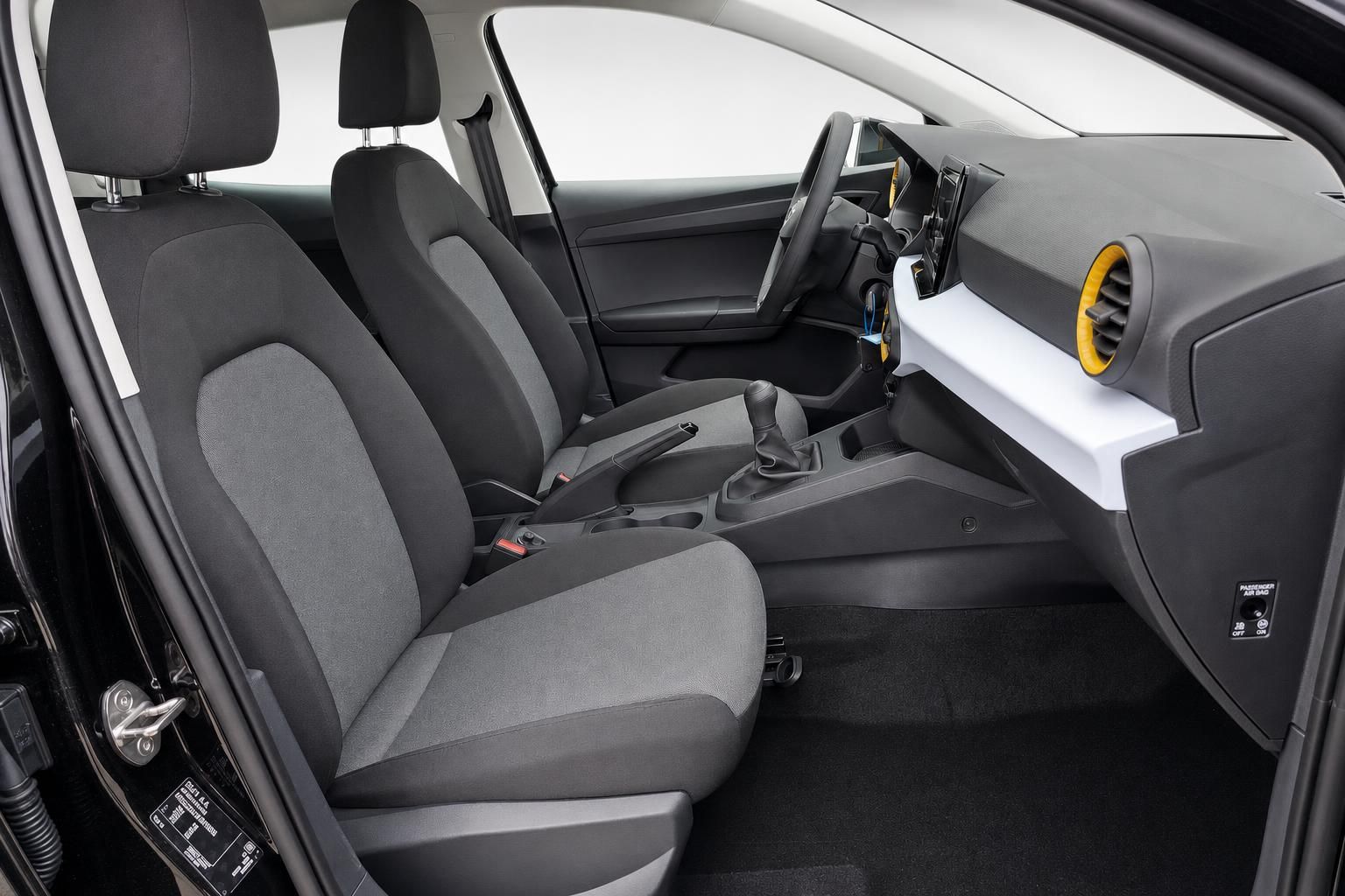 Seat Ibiza Innenraum Sitze und Schaltknauf von der Seite