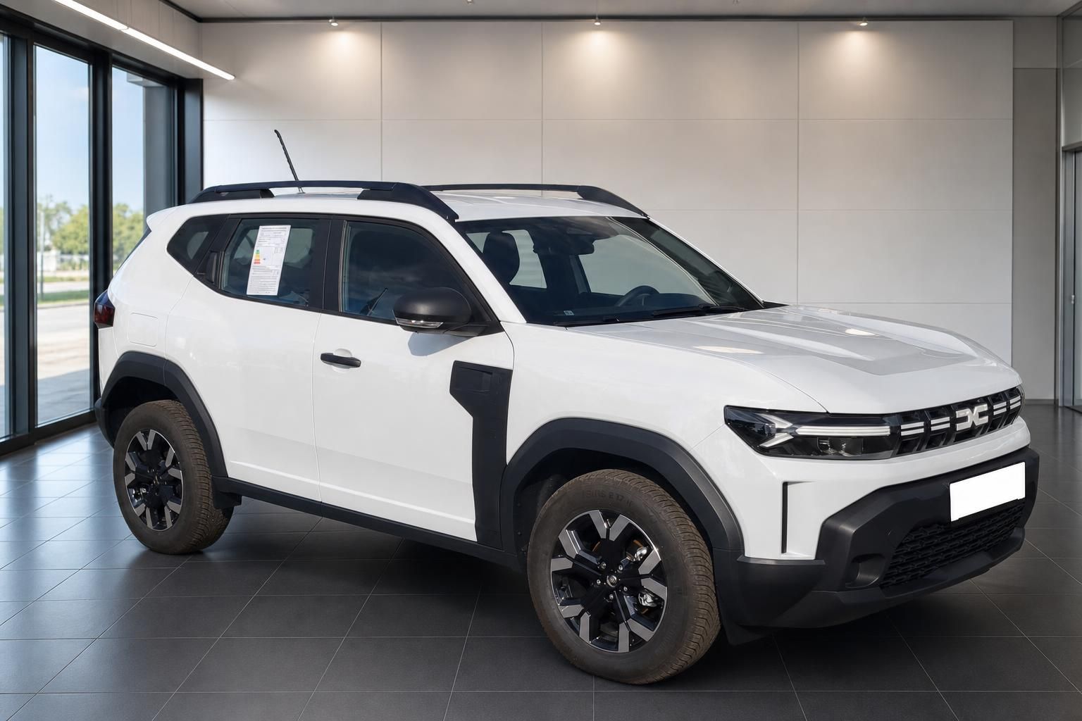 Weißer SUV im modernen Autohaus-Showroom mit großen Fenstern und elegantem Interieur