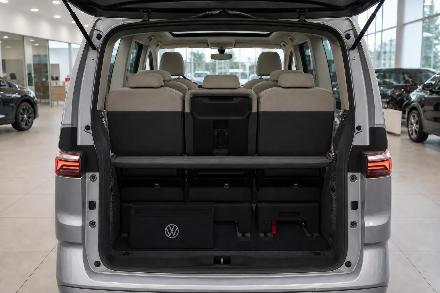 VW Multivan Kofferraum mit umgeklappter Sitzbank und viel Stauraum