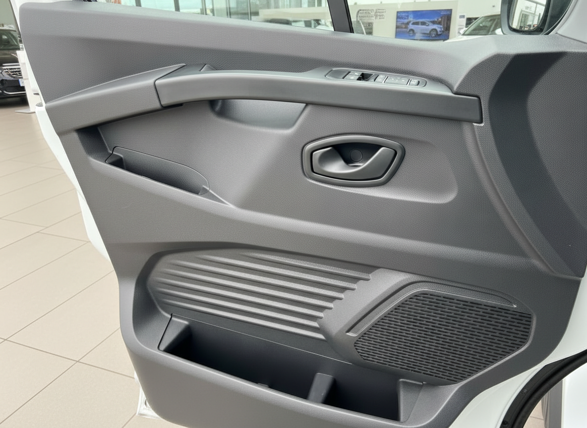 Fahrzeugtür Innenverkleidung mit Türgriff, Fensterheber und Lautsprecher in grau