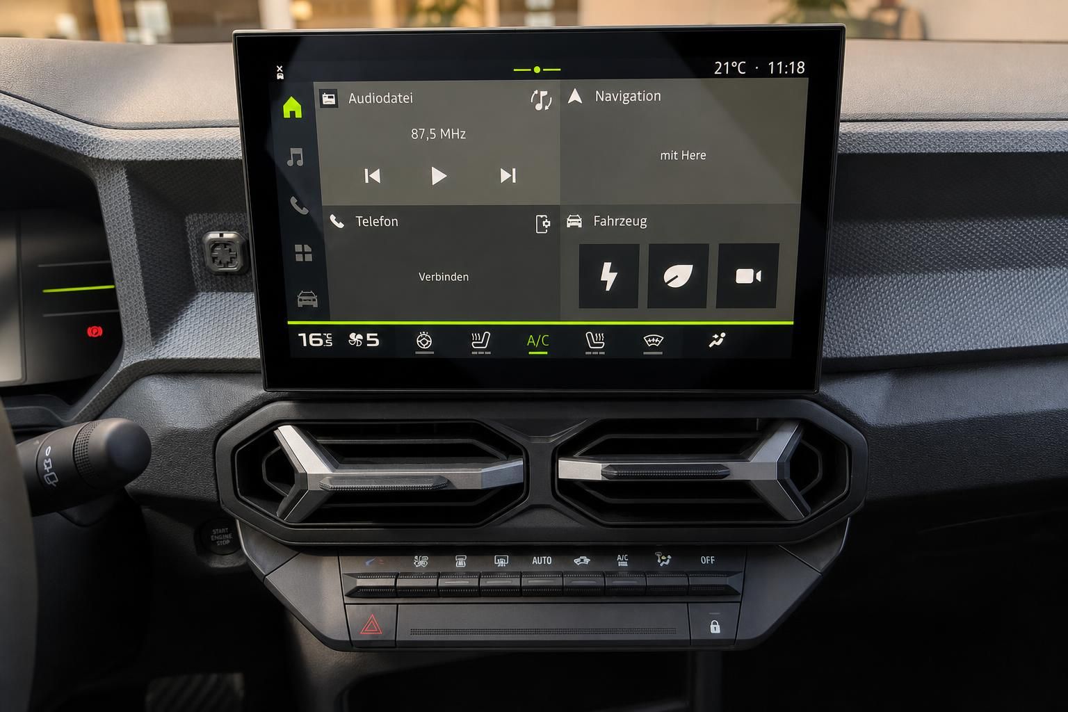 Dacia Infotainment-Touchscreen mit Navigation und Klimasteuerung im Fahrzeuginnenraum