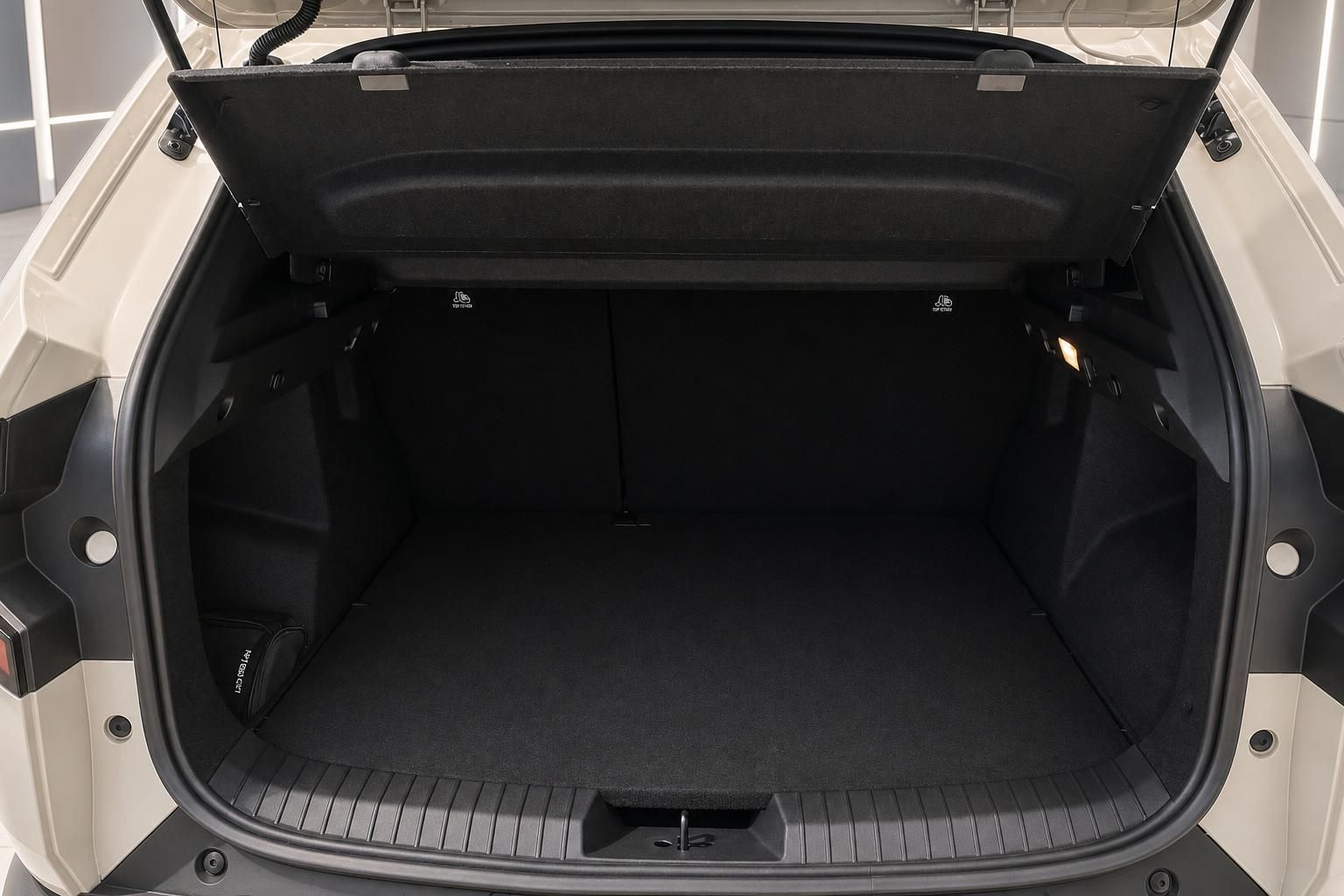 Geräumiger Kofferraum eines Elektro-SUV – schwarze Verkleidung, offene Heckklappe, viel Laderaum
