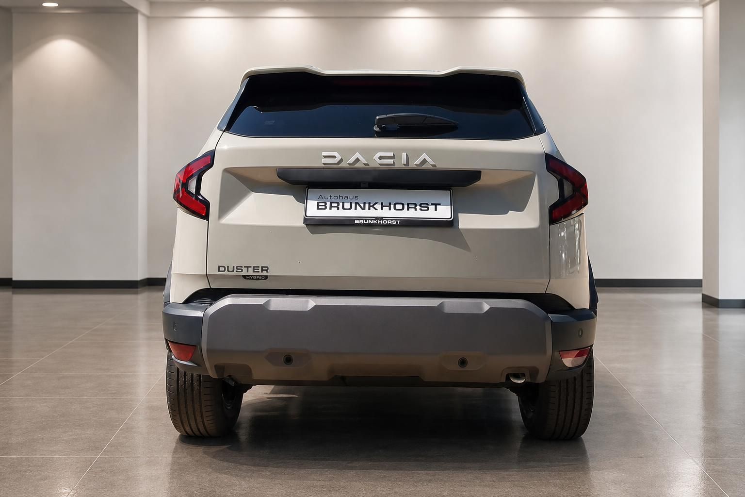 Dacia Duster Hybrid Heckansicht in Weiß im Autohaus Brunkhorst Showroom