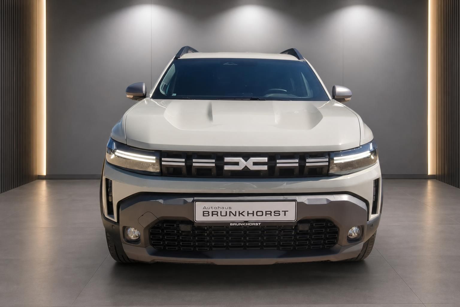 Dacia Duster Frontansicht in Weiß im Autohaus Brunkhorst Showroom