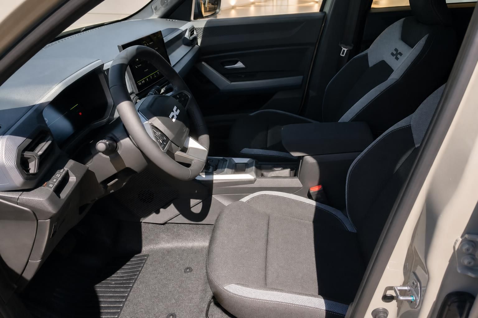 Dacia Duster Innenraum Fahrerseite mit Lenkrad, Sitzen und Cockpit