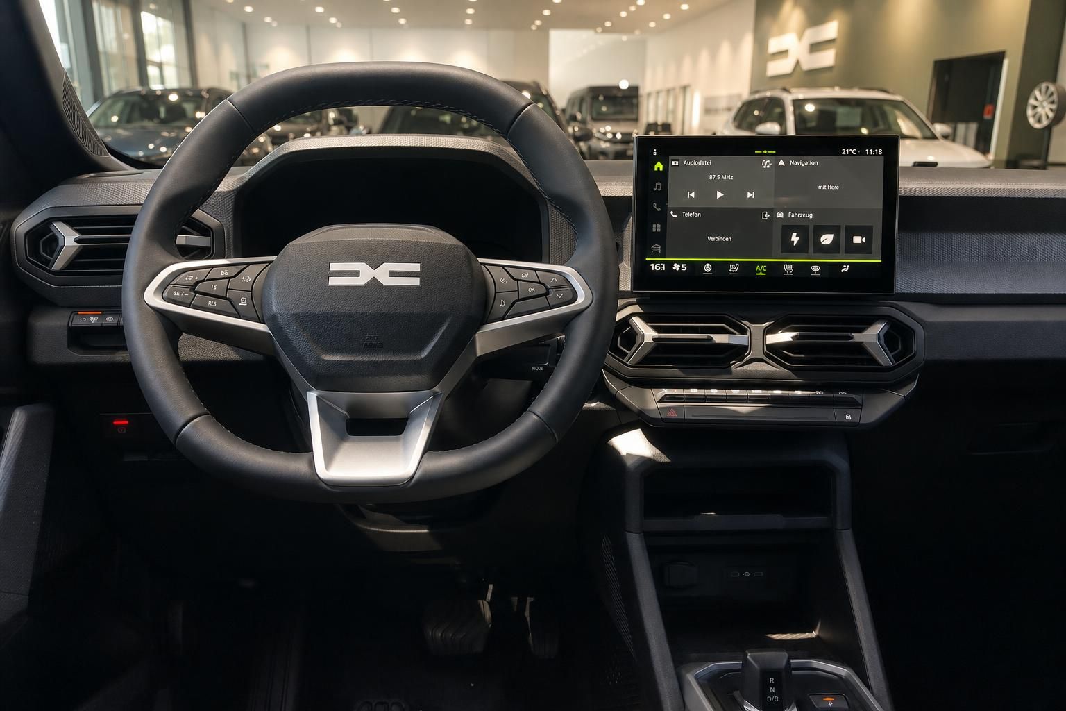 Dacia Duster Cockpit mit Lenkrad und Touchscreen-Infotainment-System