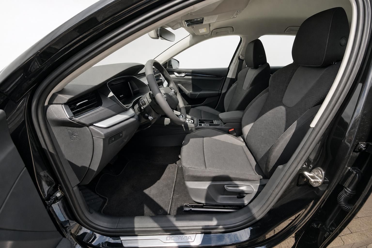 Skoda Octavia Innenraum, Fahrersitz und Cockpit mit Stoffausstattung