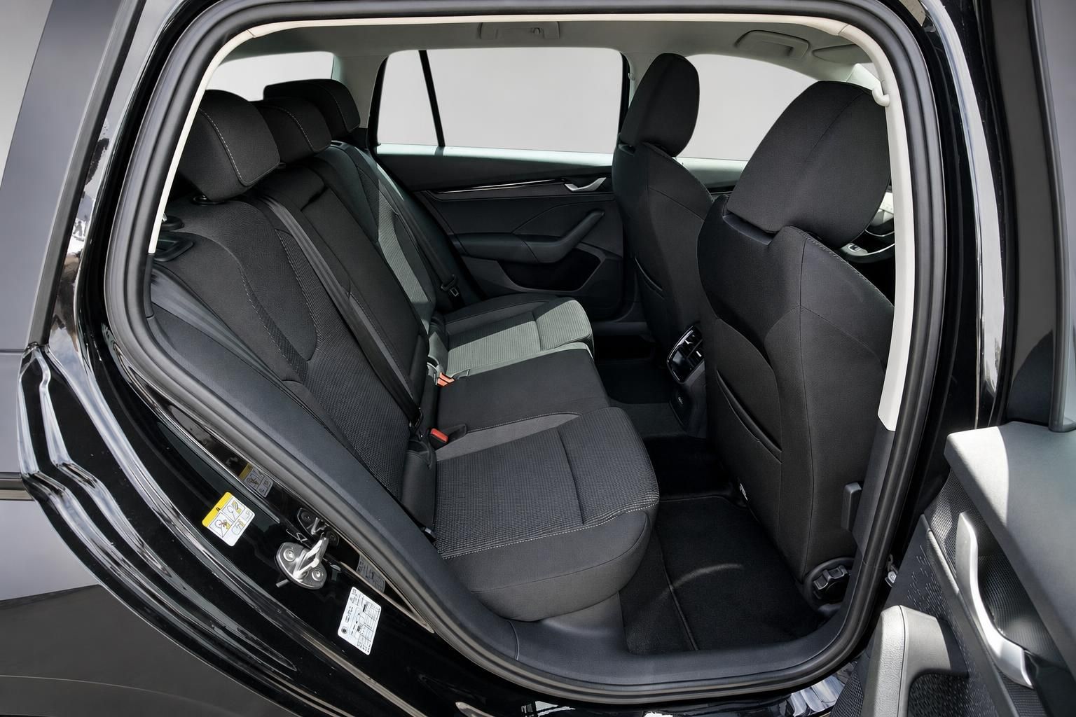 Skoda Rücksitzbank mit Blick durch geöffnete Tür ins Interieur