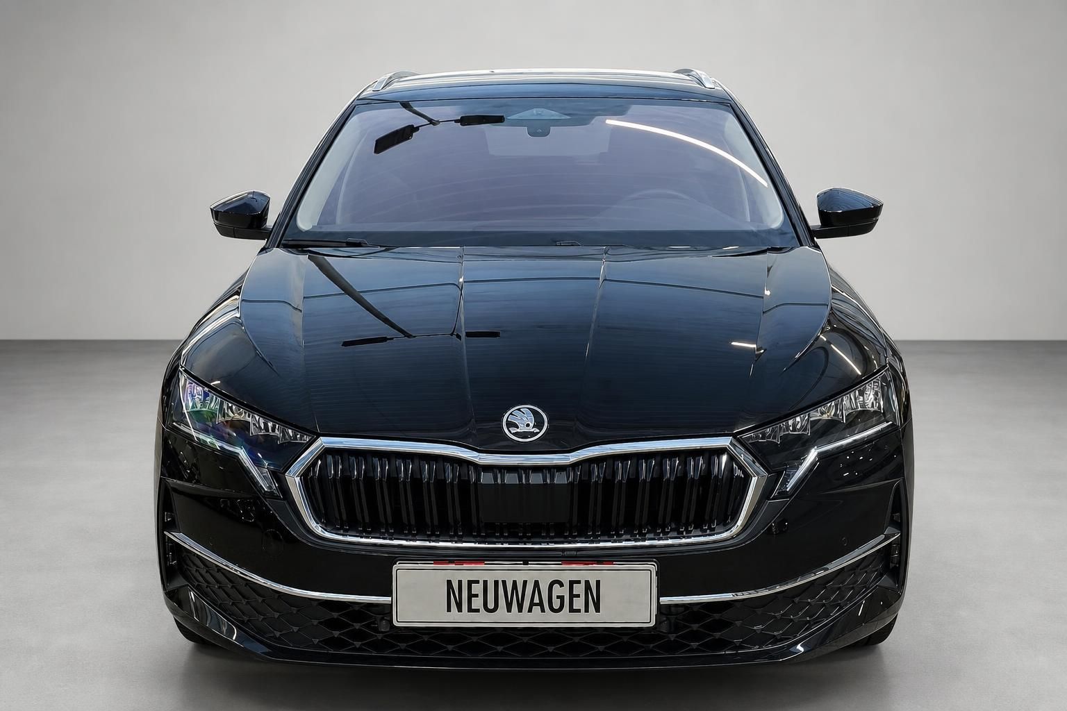 Skoda Octavia Combi schwarz, Frontansicht im Studio