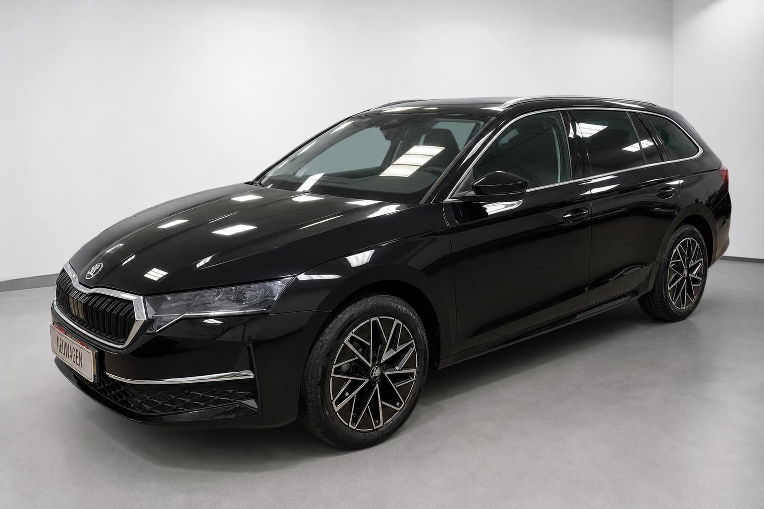 Skoda Octavia Combi schwarz, Frontansicht schraeg im Studio