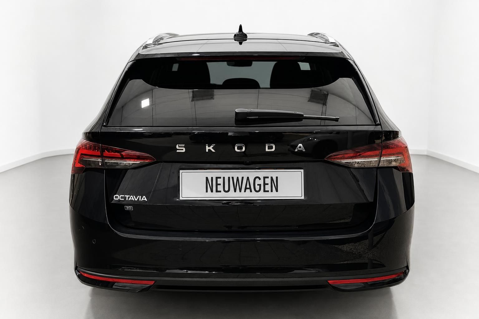 Skoda Octavia Kombi schwarz, Heckansicht mit Kennzeichen Neuwagen