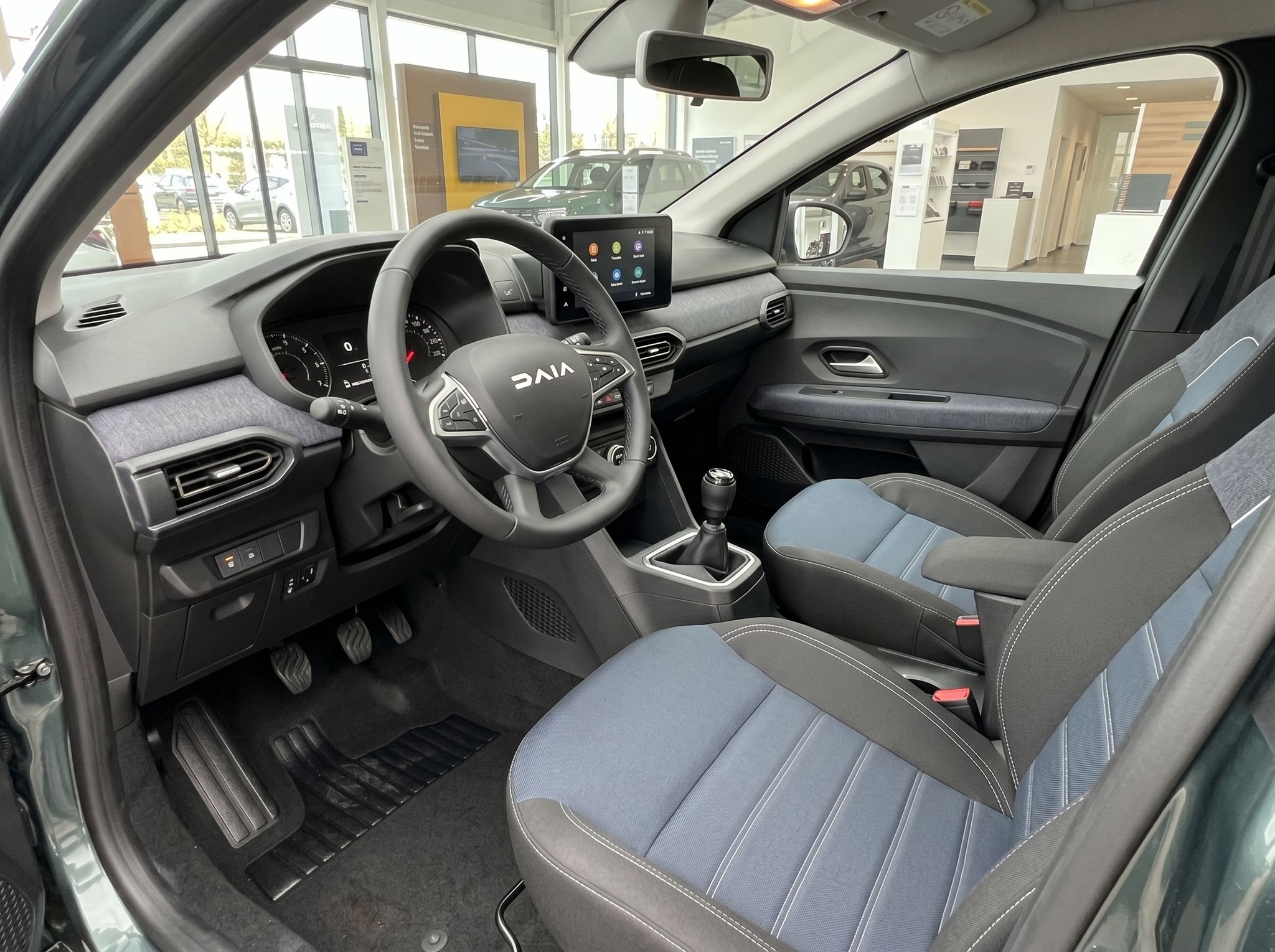 Dacia Sandero Innenraum Cockpit mit Lenkrad Armaturenbrett und Dacia Logo grau-blaue Sitze