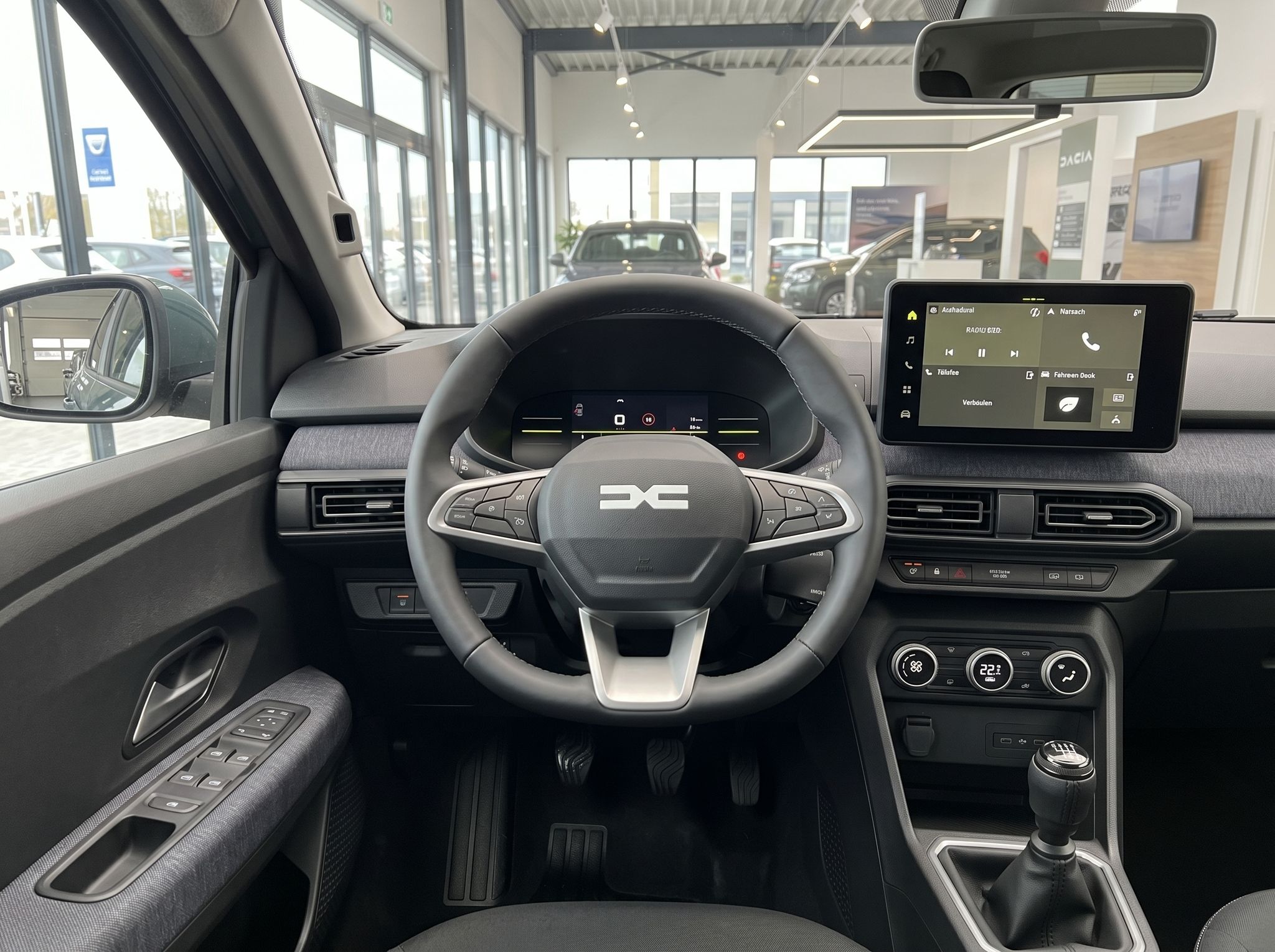 Auto Innenausstattung mit Lenkrad, digitalem Tacho und Multimedia-System im Fahrzeug-Cockpit