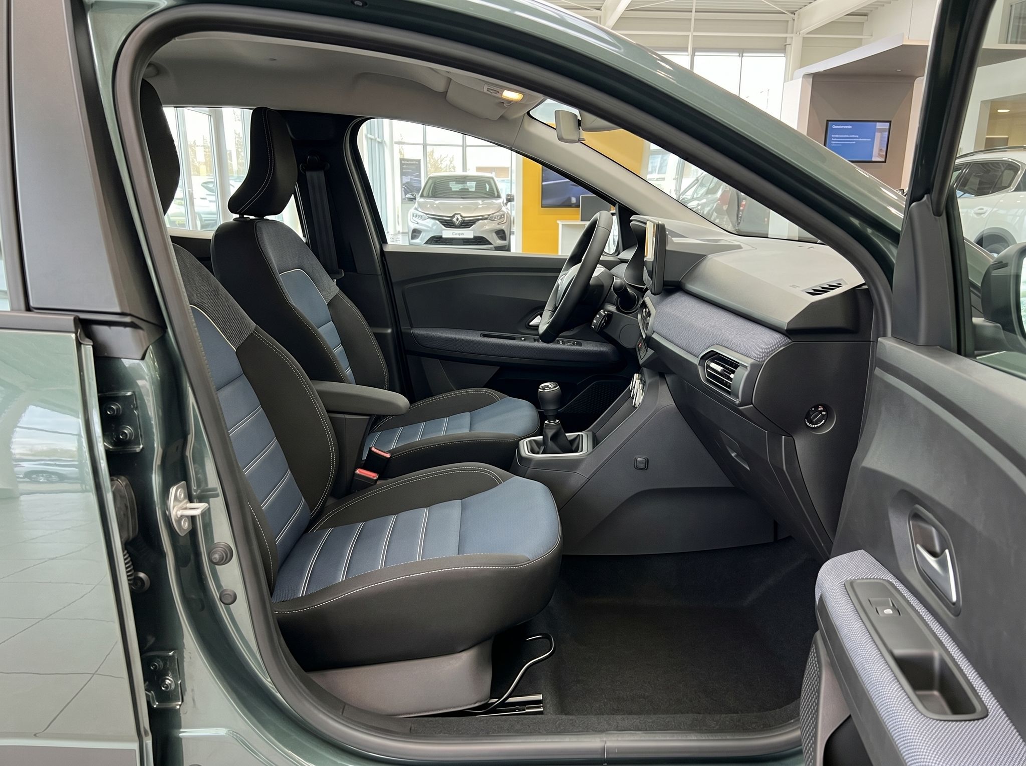 PKW Innenraum Beifahrerseite mit schwarzen Sportsitzen und geöffneter Fahrzeugtür