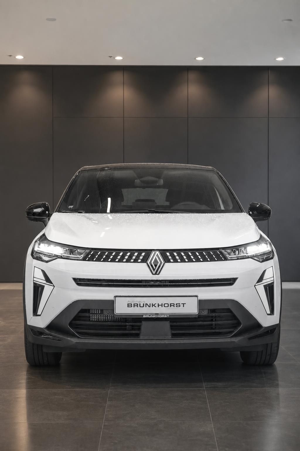 Weißer Renault SUV Frontansicht im Autohaus Showroom
