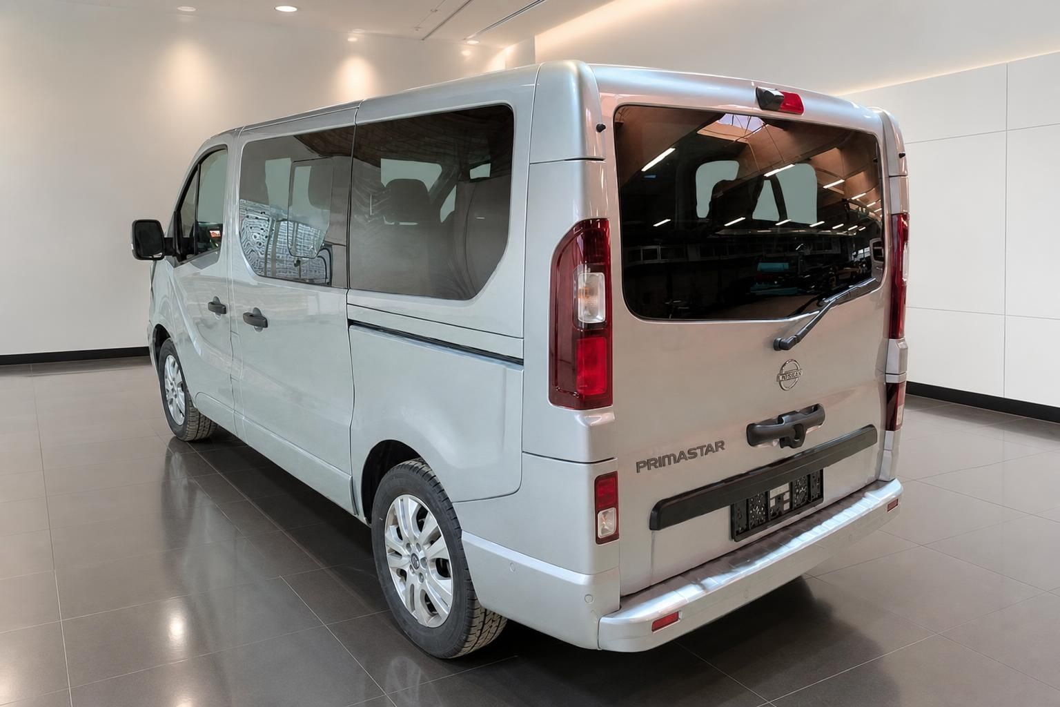 Nissan Primastar silber Heckansicht im Autohaus