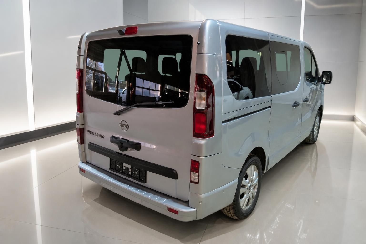 Nissan Primastar Van silber Heck- und Seitenansicht