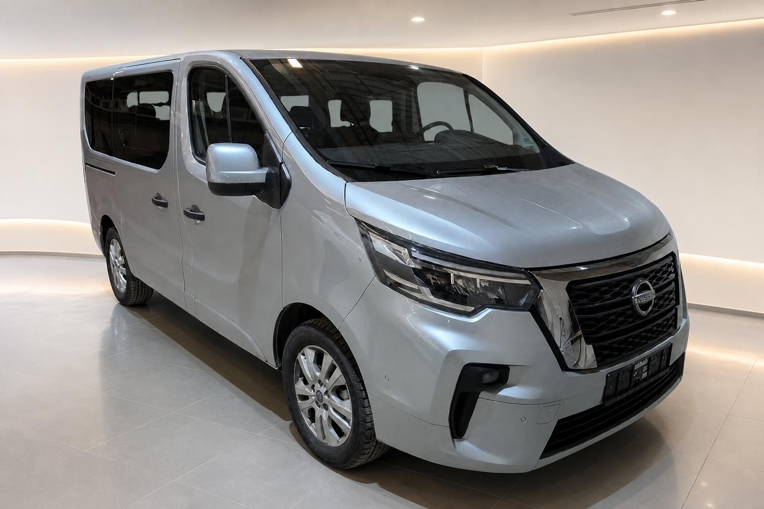 Nissan Primastar silber Frontansicht im Showroom