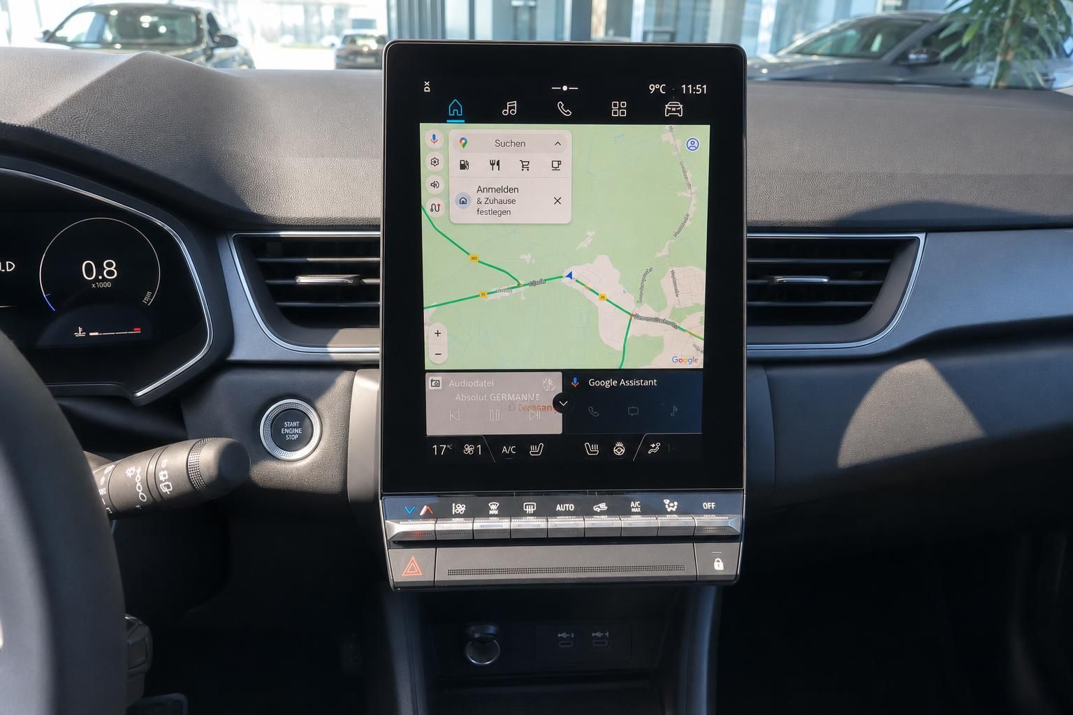 Zentrales Touchscreen-Display mit Navigationssystem im Fahrzeug-Innenraum