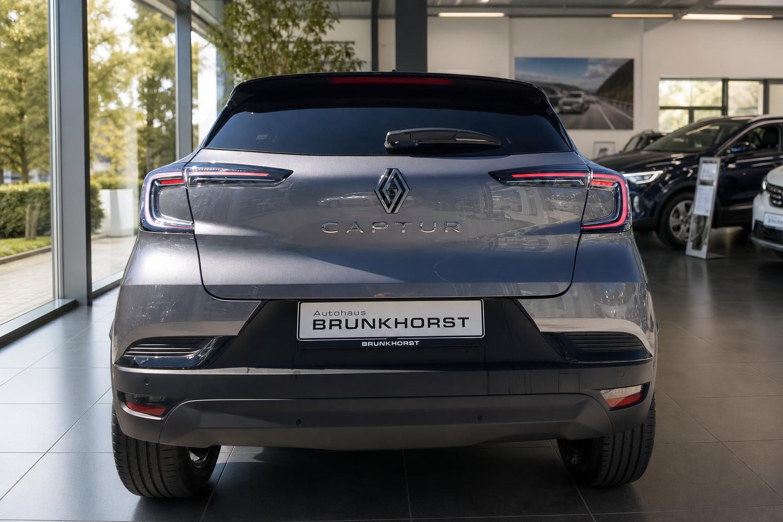 Renault Captur Heckansicht in grau - LED-Rückleuchten und Captur Schriftzug sichtbar