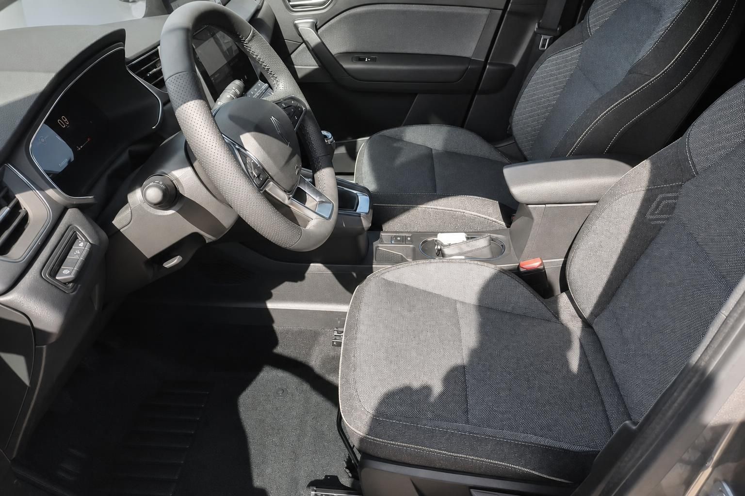 Renault Captur Innenraum - Fahrersitz und Beifahrersitz mit grau-schwarzer Polsterung