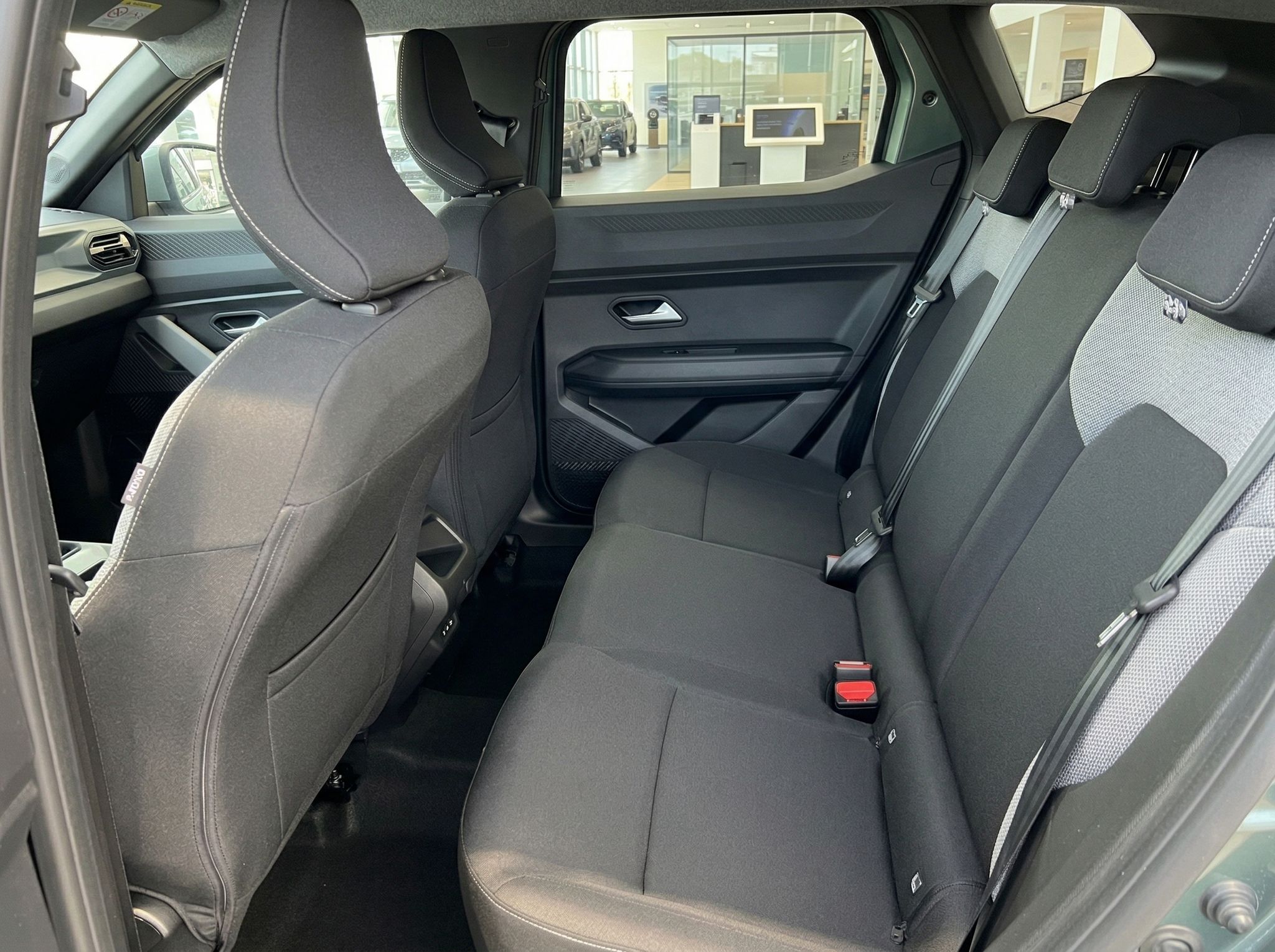 Fahrzeug Rücksitze mit grauen Stoffbezügen und Sicherheitsgurten