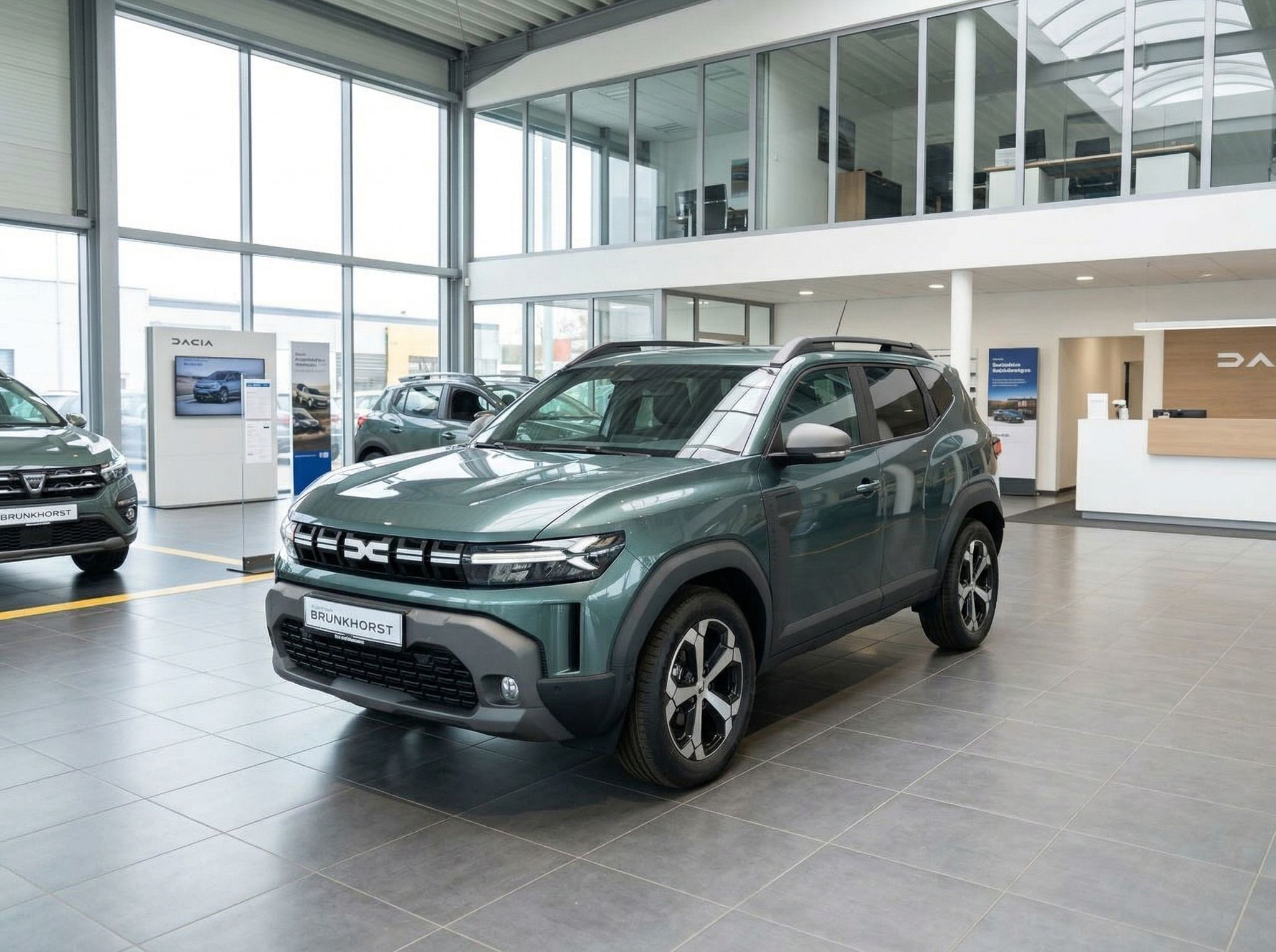 Dacia Duster SUV in graugrün im modernen Autohaus-Showroom bei Brunkhosrt