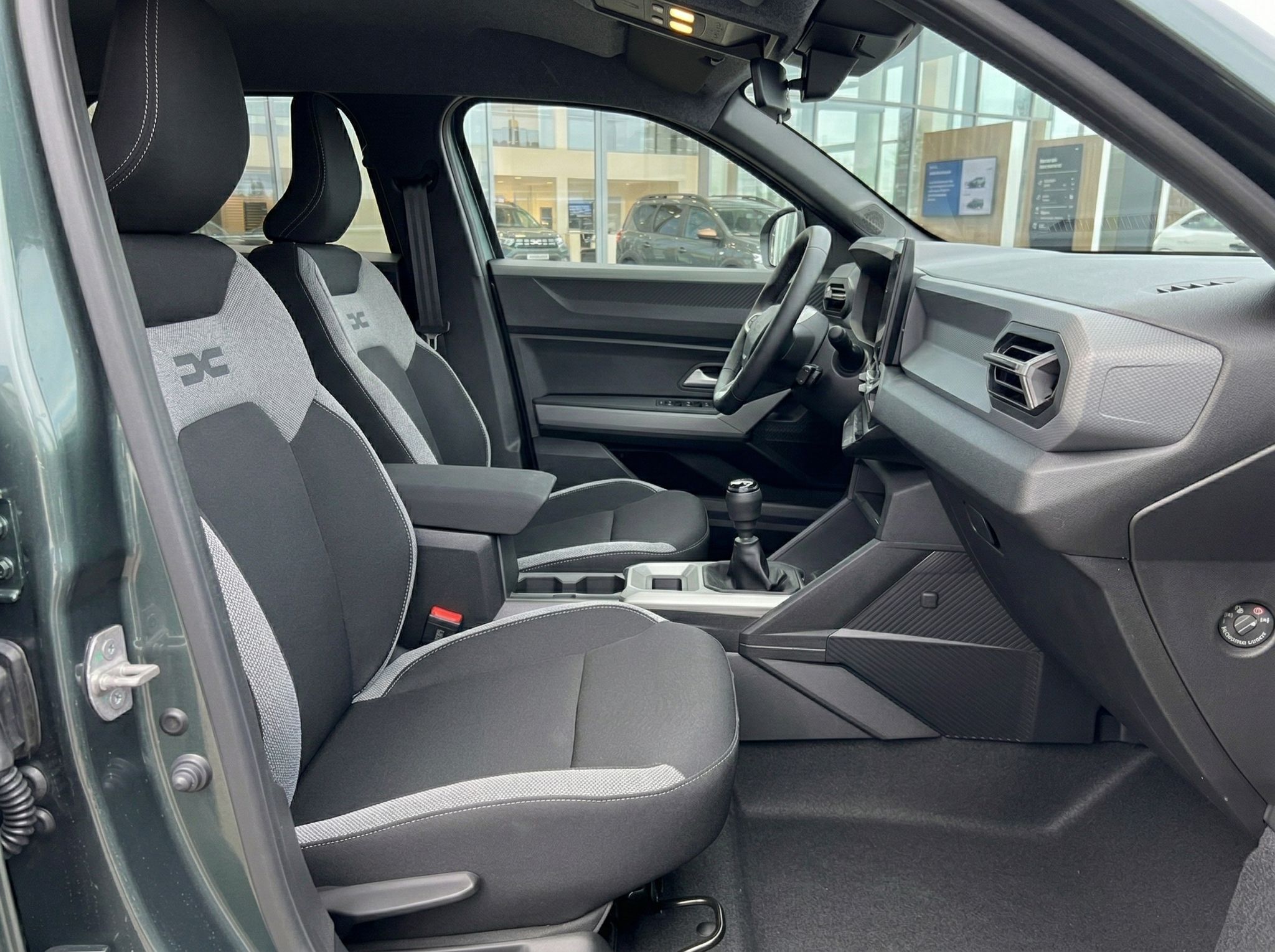 Fahrzeug Innenraum mit Sportsitzen und Schaltgetriebe