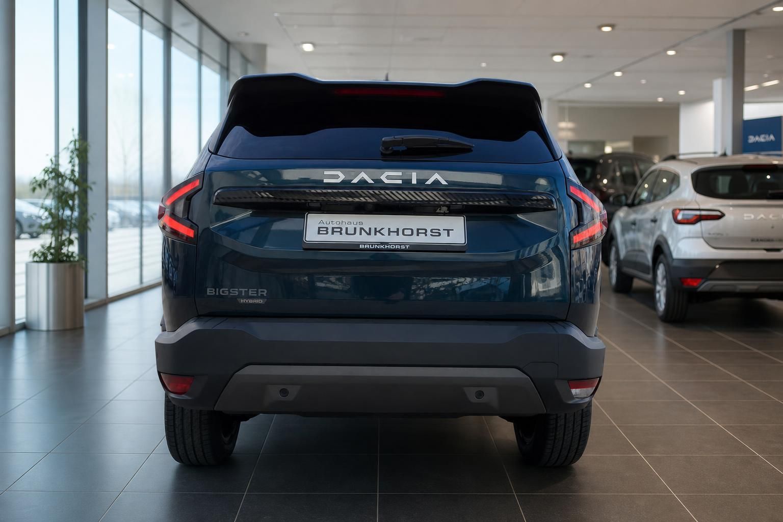 Dacia Bigster TCe Hybrid Heckansicht in dunkelblau im Autohaus Brunkhorst Showroom