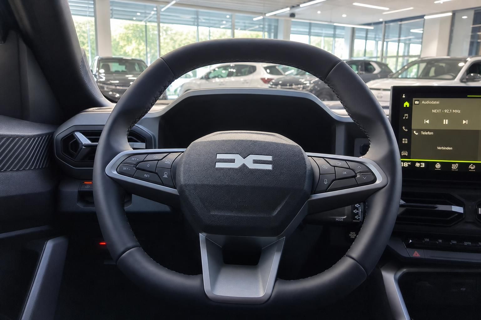 Fahrzeug Innenraum - Lenkrad mit Multifunktionstasten und Infotainment Display