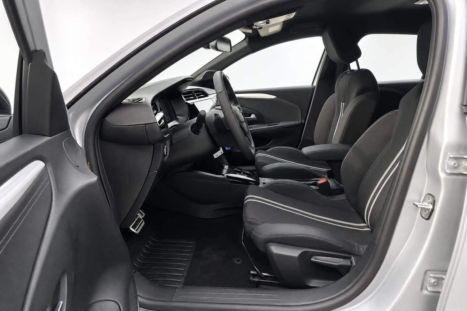 Opel Innenraum mit schwarzen Sportsitzen und Cockpit im Detail