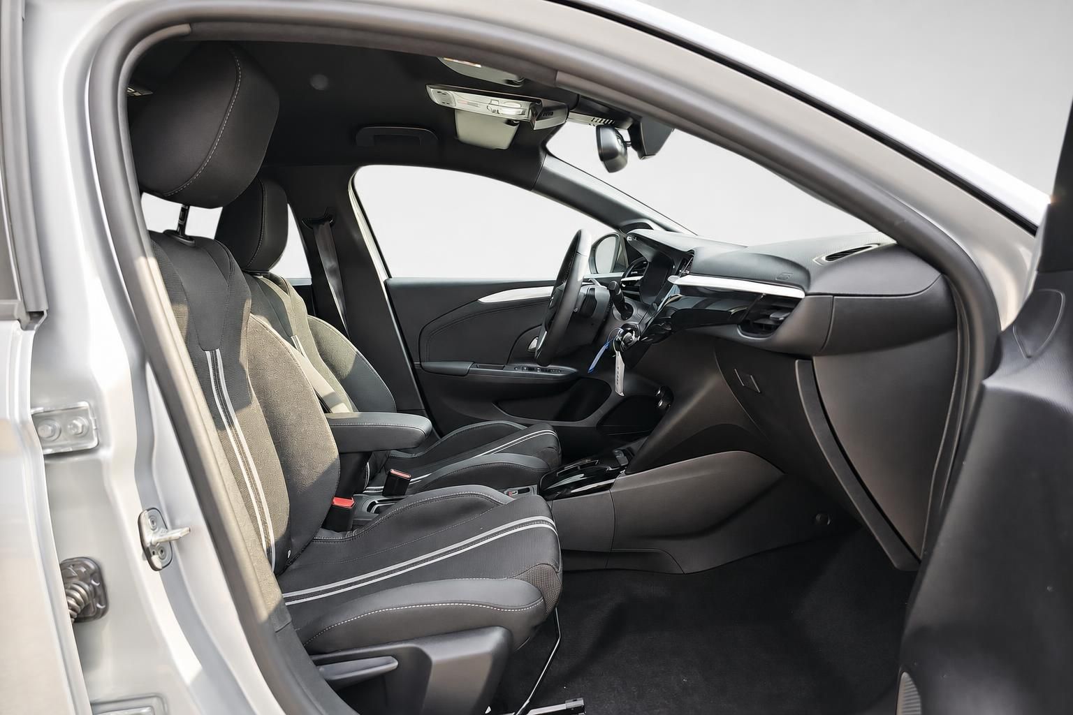 Opel Fahrzeuginnenraum mit Vordersitzen und Armaturenbrett