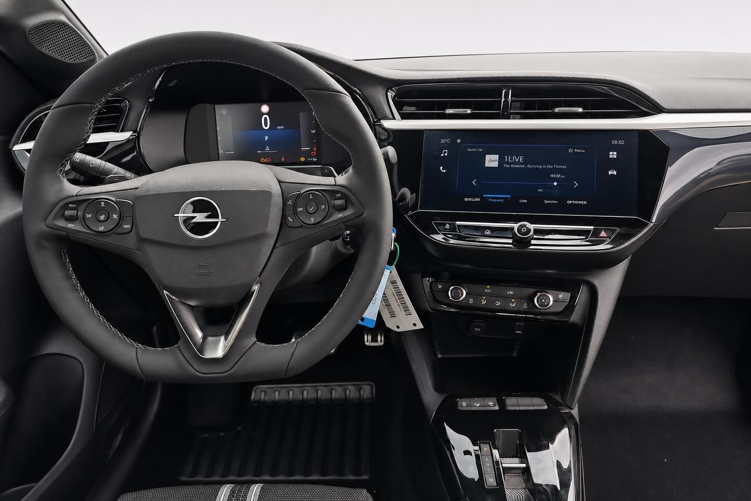 Opel Cockpit mit Lenkrad, Display und Gangschaltung