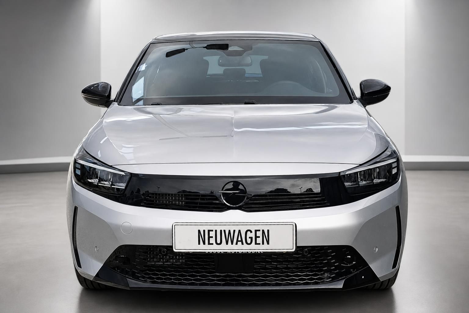 Opel Corsa Neuwagen in Silber, Frontansicht im Studio