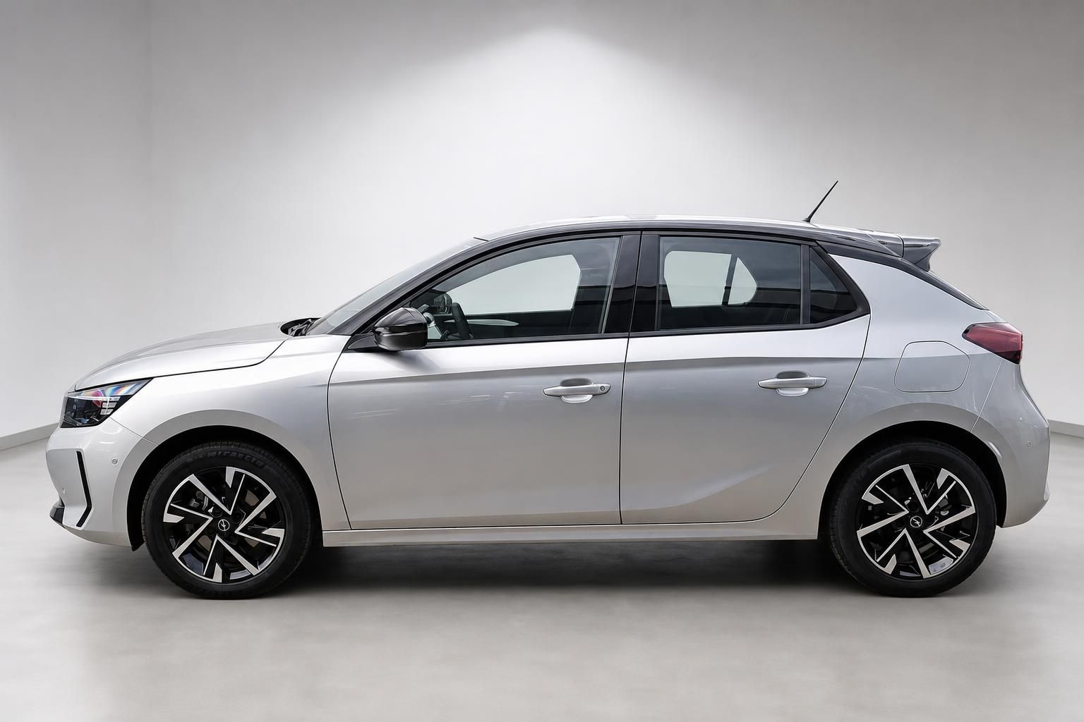 Opel Corsa Neuwagen silber, Seitenansicht mit Alufelgen