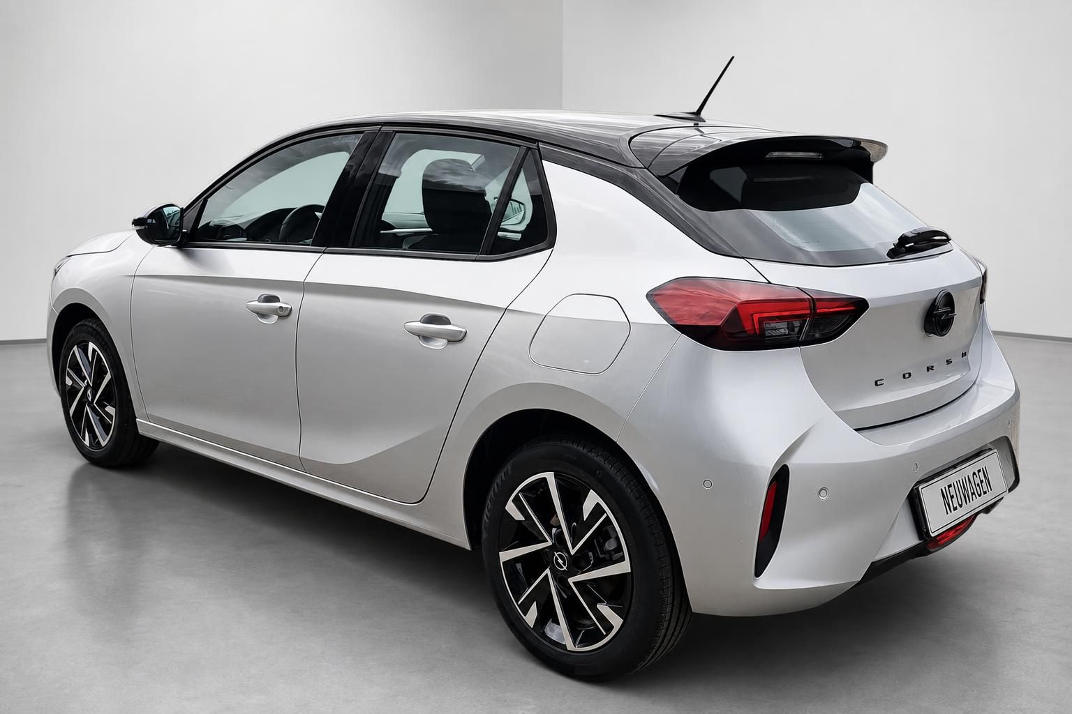 Opel Corsa Neuwagen weiss, Heckansicht schraeg von hinten