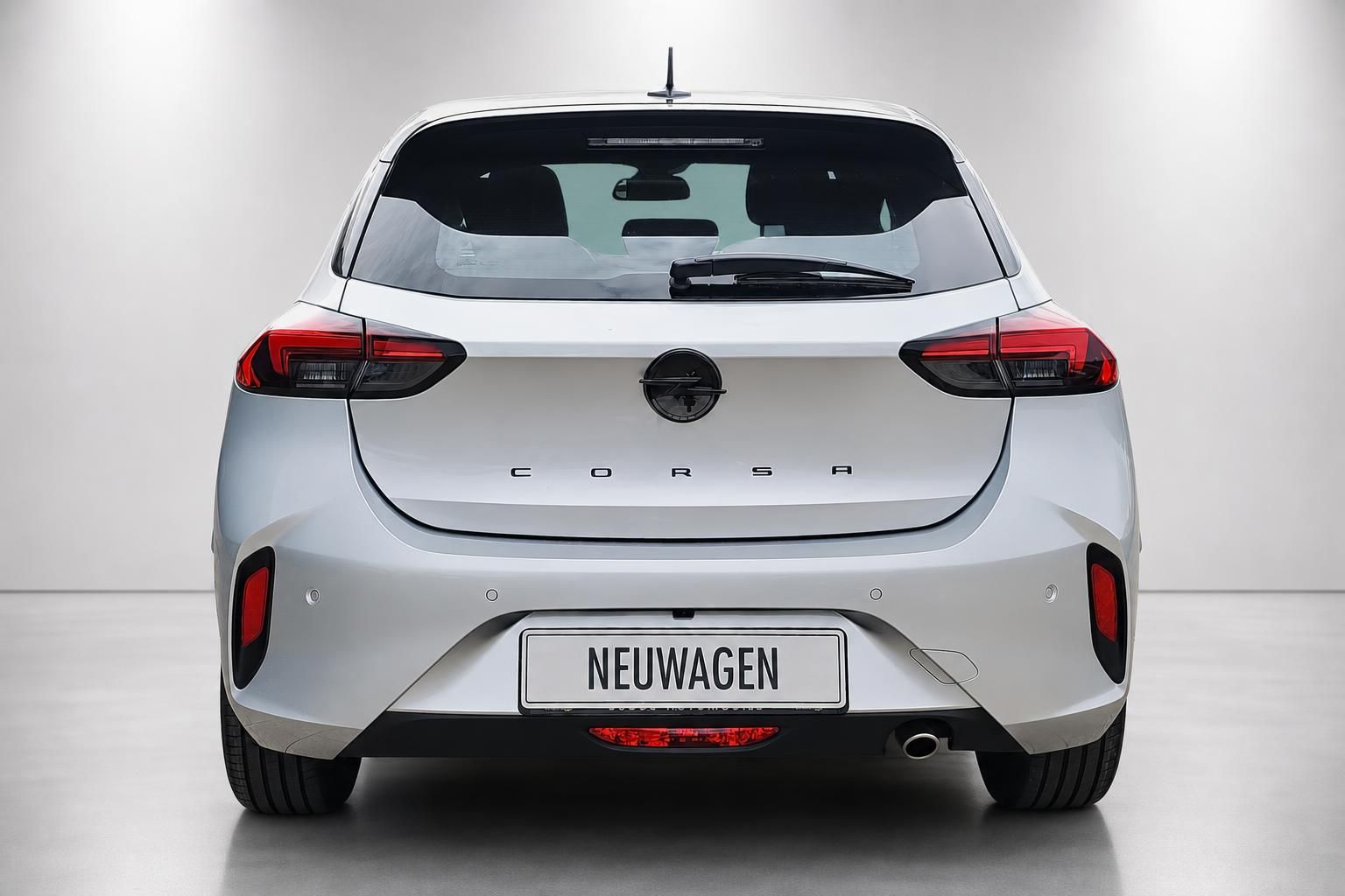 Opel Corsa Neuwagen weiss, Heckansicht im Studio