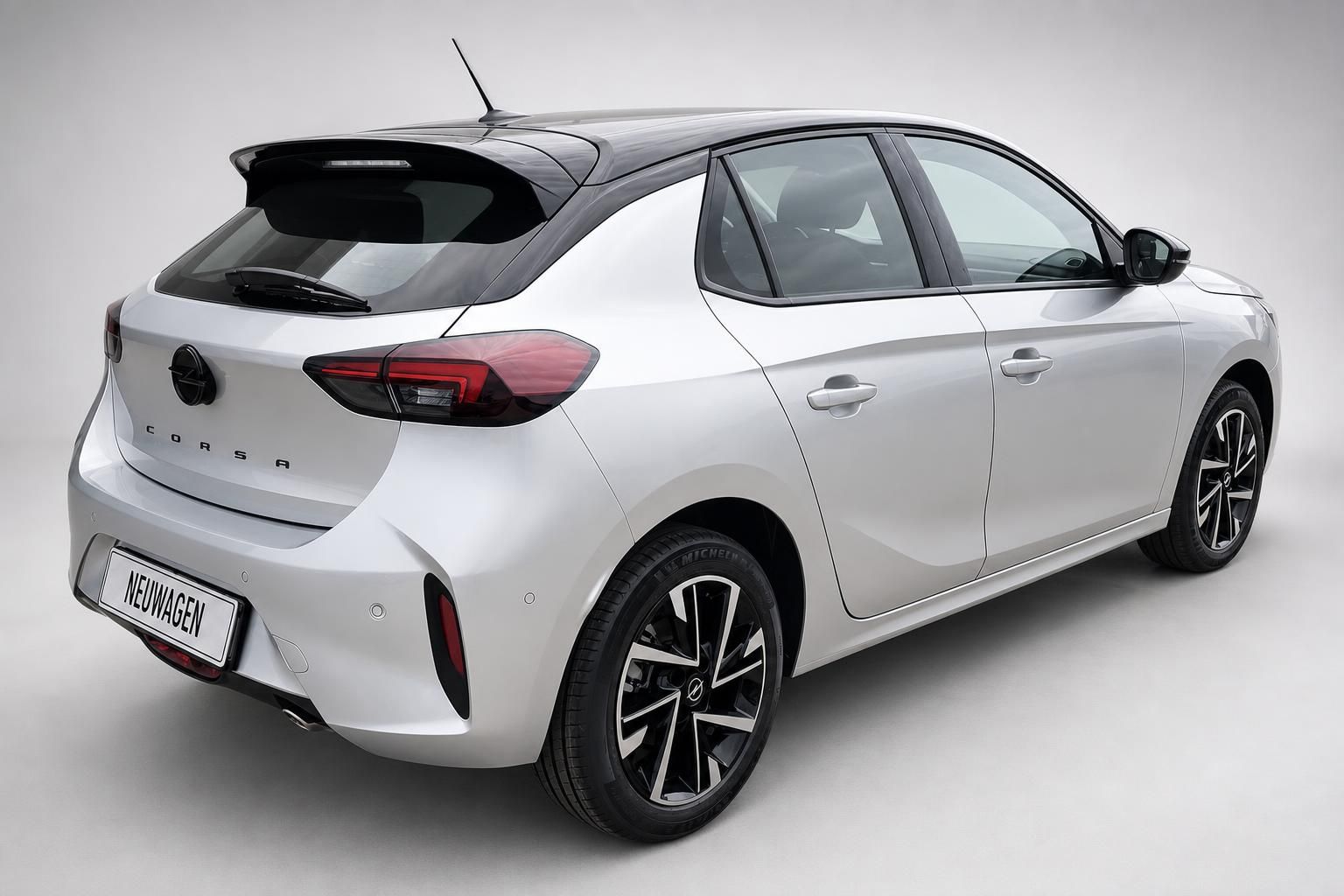 Opel Corsa in Silber, Heckansicht schräg von hinten im Studio