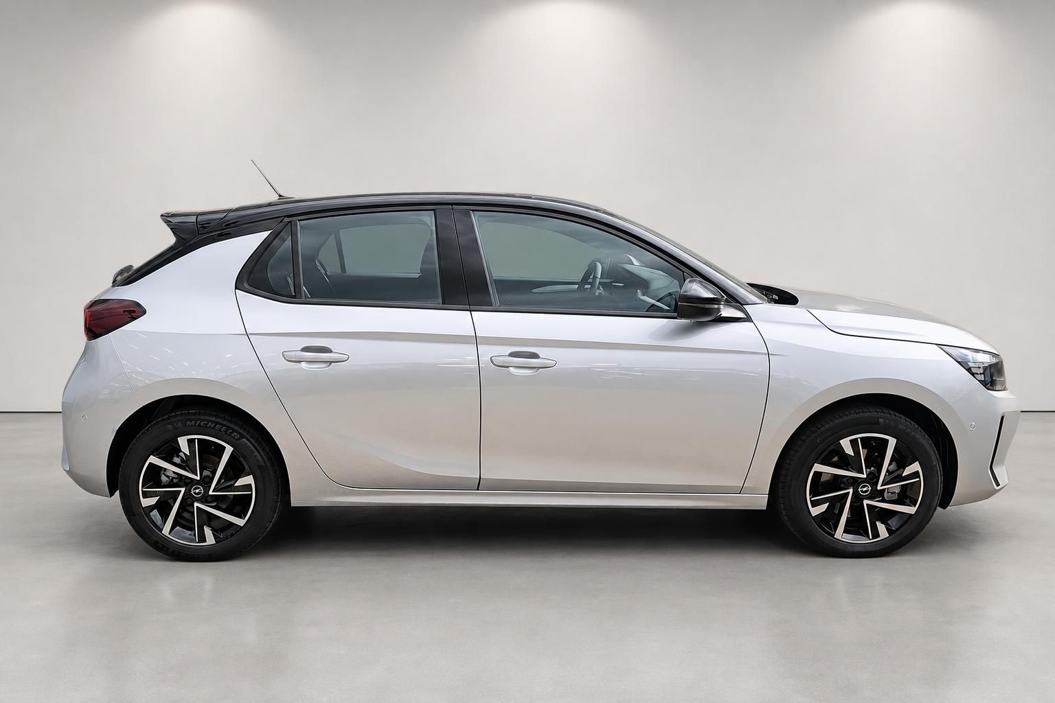 Opel Corsa Silber Seitenansicht mit schwarzem Dach im Studio