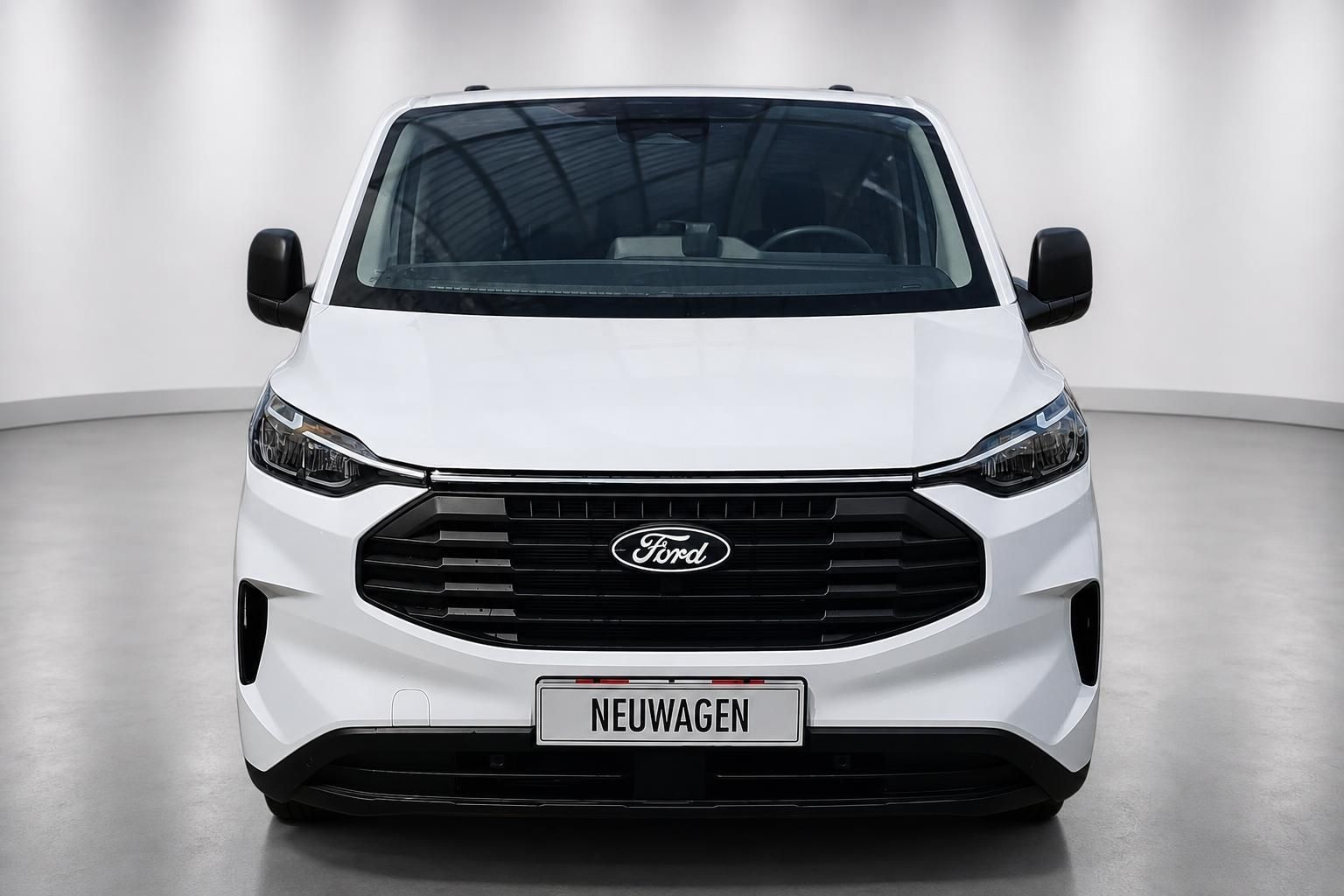 Ford Transit Custom weiß Frontansicht im Studio