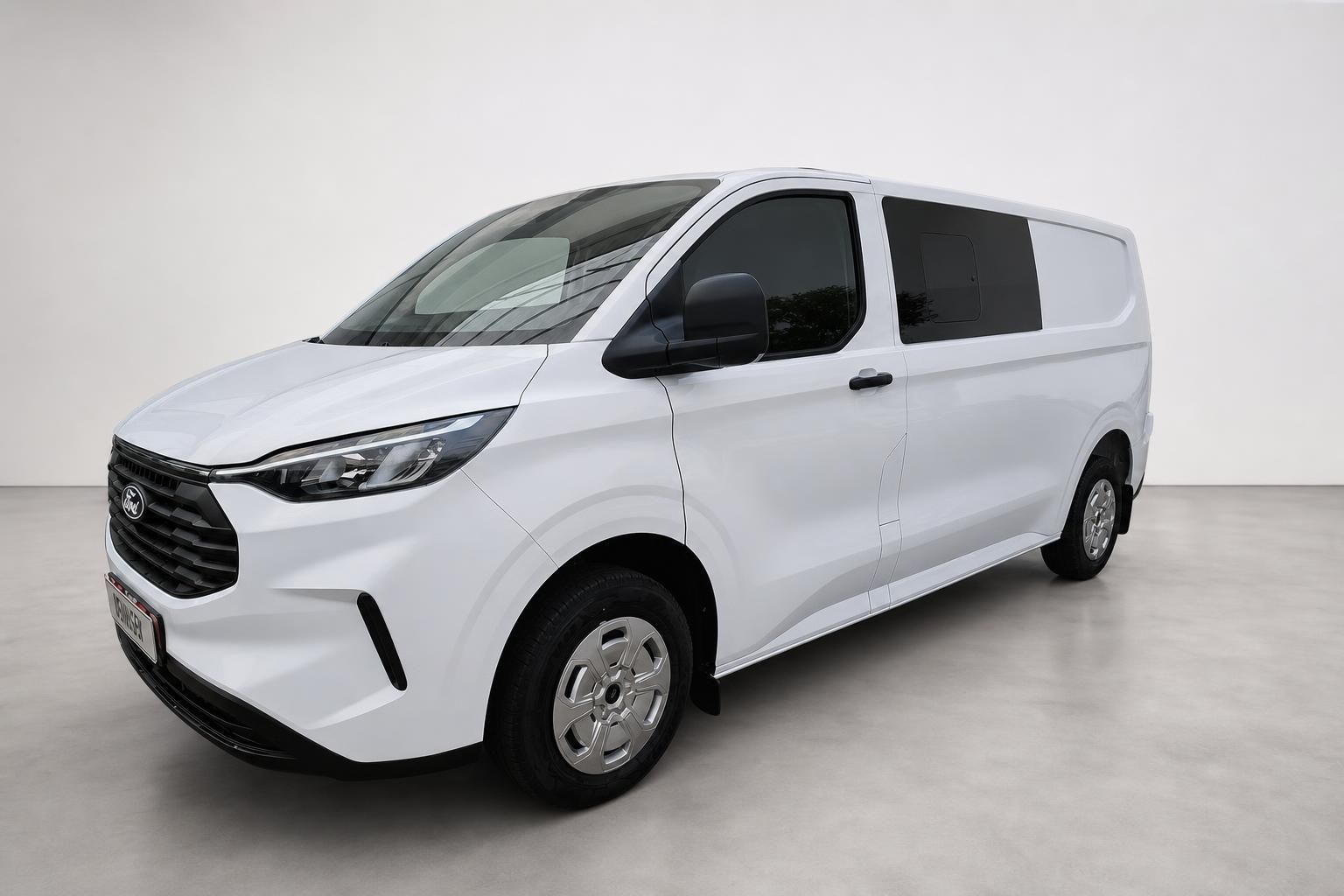 Ford Transit Custom weiß, Frontansicht schräg im Studio