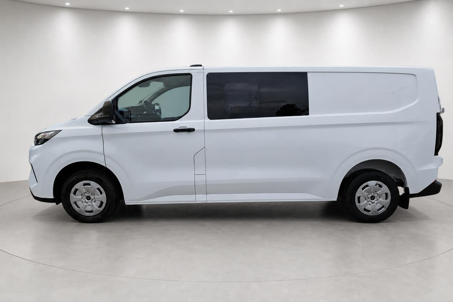 Ford Transit Custom weiß, Seitenansicht im Studio