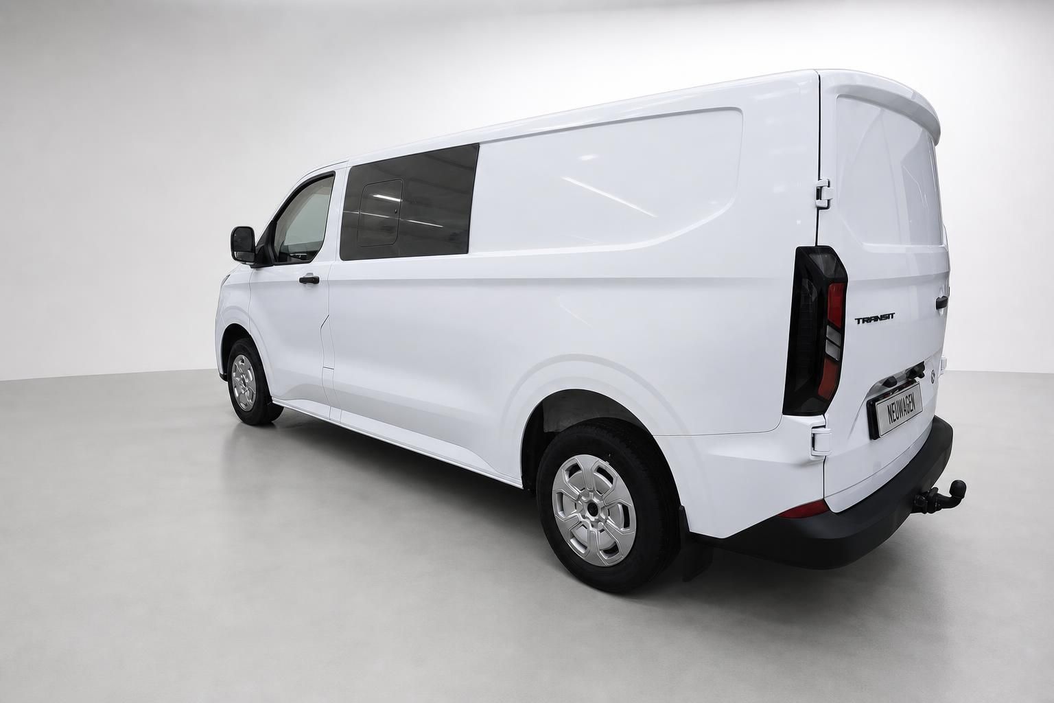 Ford Transit weiß, Heckansicht schräg im Studio