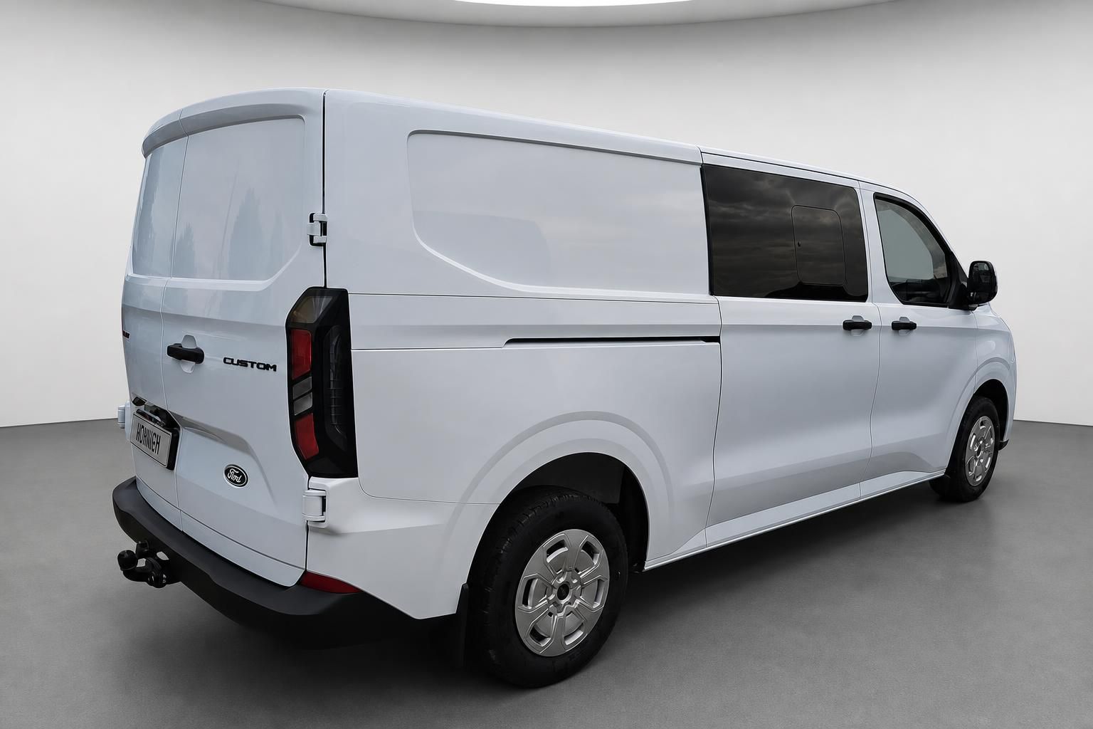 Ford Transit Custom weiß, Seiten-Heckansicht schräg im Studio
